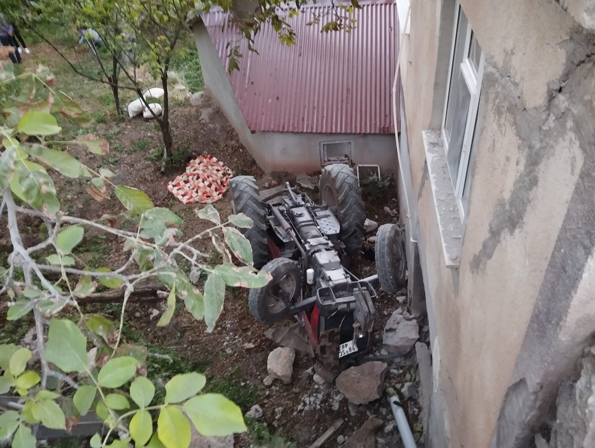 Sivas’ın Suşehri ilçesinde önce evin duvarına çarptı ardından 6 metreden bahçeye uçtu: 2 ölü